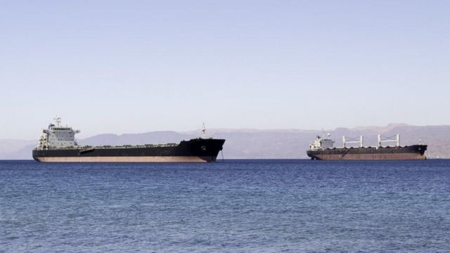 بسیاری از شرکت های عمده کشتیرانی اکنون از دریای سرخ پرهیز می کنند که هزینه حمل بار را افزایش داده است