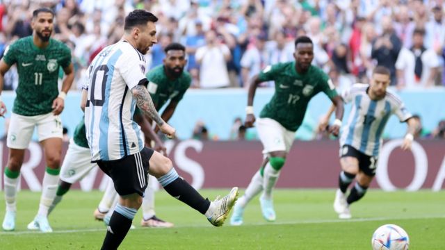 Messi converte pênalti contra a Arábia Saudita