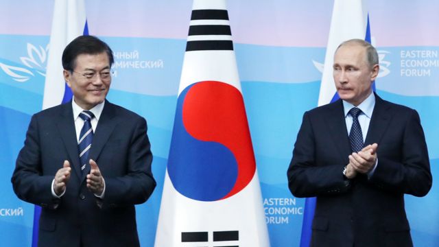 South Korean President Moon Jae-in (L) and Russian President Vladimir Putin stand and clap at a press conference following their summit talks in Vladivostok, Russia, 06 September 2017.