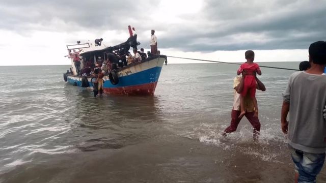 Rohingya 94 Pengungsi Yang Terombang Ambing Di Laut Dibawa Ke Daratan Aceh Atas Dasar 