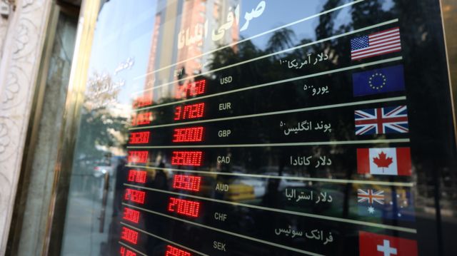 نرخ انواع ارز در پنجره یک صرافی در تهران، ایران