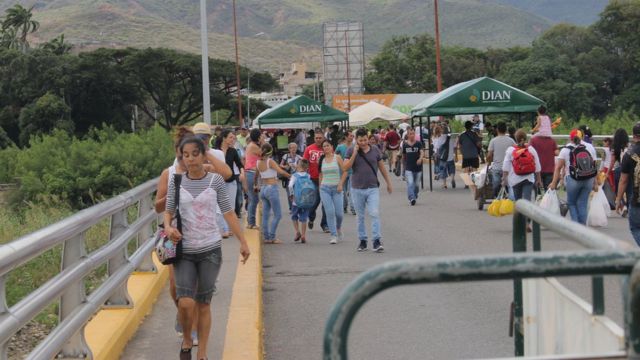 Ciudadanos cruzando la frontera entre Venezuela y Colombia.