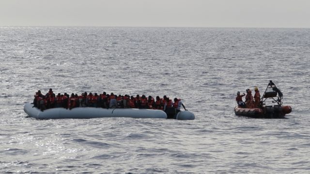 Barco lleno de migrantes