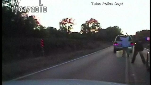 La imagen del video liberado por la policía de Tulsa muestra el momento en que Terence Crutcher se acerca a su vehículo con las manos en alto.