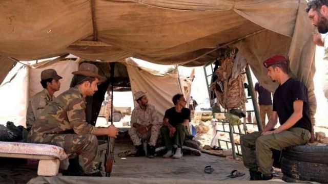 مقاتلون ليبيون في خيمة