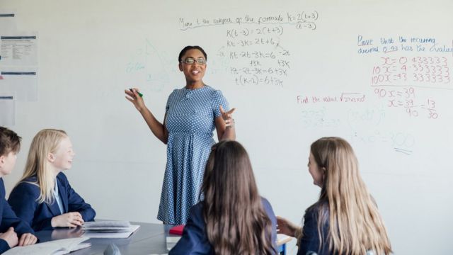 professora em sala de aula