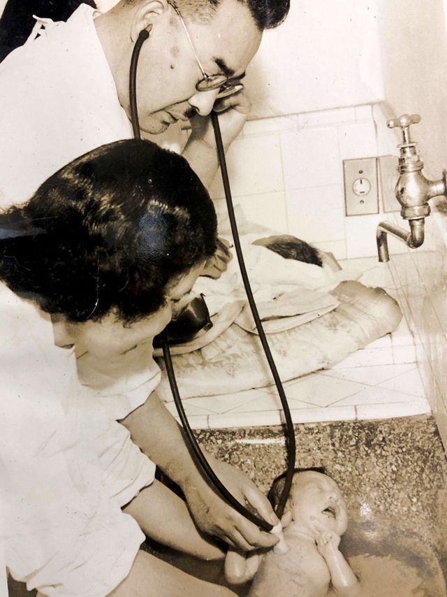 Filha de Teruko, Tomoko, sendo examinada em hospital de Hiroshima após nascer