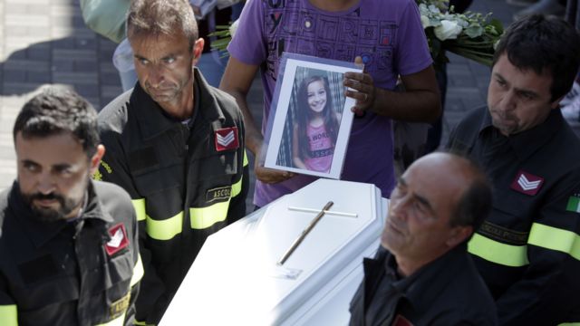 Bomberos llevando el féretro de Giulia Rinaldo, de 10 años