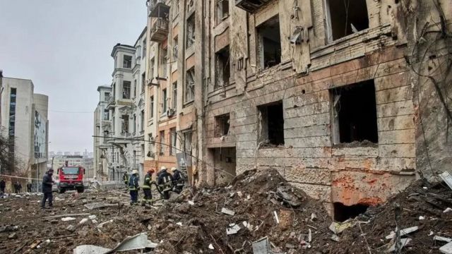 امدادگران در فوریه امسال در یک ساختمان مسکونی آسیب دیده در خارکف مشغول عملیات نجات بودند