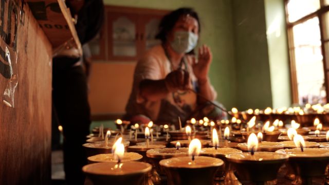 নিইমা তেনজিনের ভাই বাতি জ্বালিয়েছেন