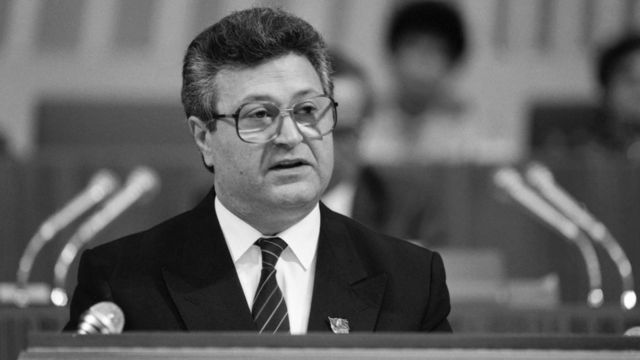 Черно-белое фото Муталибова на трибуне