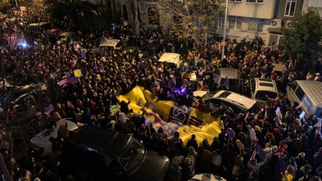 İstanbul'da polis, Beyoğlu'nda düzenlenmek istenen 8 Mart Feminist Gece Yürüyüşü için toplanan kadın gruplarının bir araya gelmesini engellemeye çalışıyor.