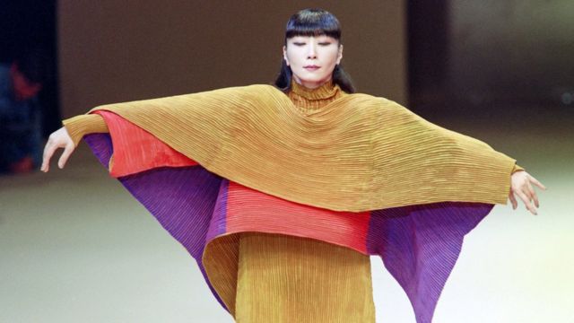 A model displays a Pleats Please creation as part of Issey Miyake Autumn-Winter 1995 ready-to-wear collection in Paris on March 18, 1995.