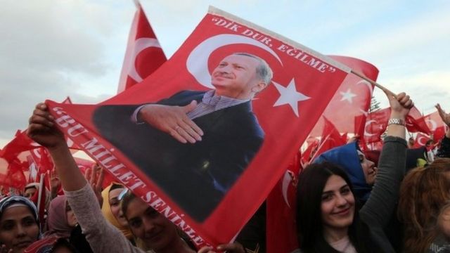 People carry a flag depicting Turkish President Recep Tayyip Erdogan in Ankara. Photo: 17 April 2017