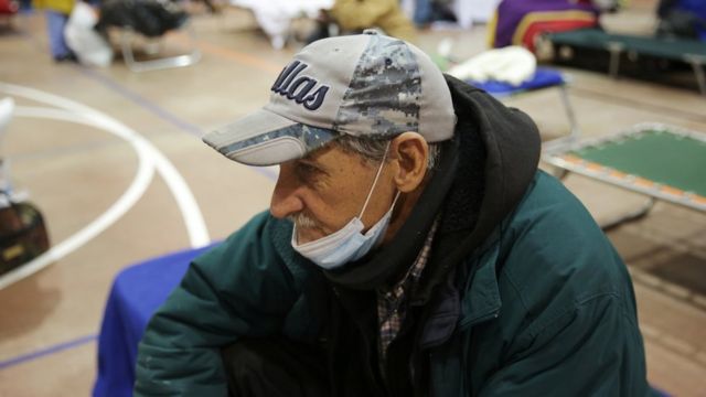 Homem idoso de máscara em um abrigo no Texas
