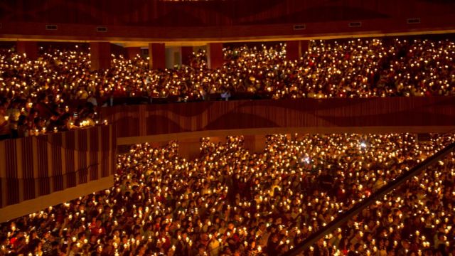 Người Công giáo Indonesia giơ nến trong buổi lễ thánh đêm Giáng sinh tại một sân vận động ở Surabaya, thành phố lớn thứ hai Indonesia hôm 24/12/2017