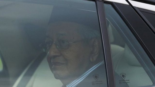 Mahathir Mohamad di dalam mobil setelah meninggalkan istana Senin (24/02).