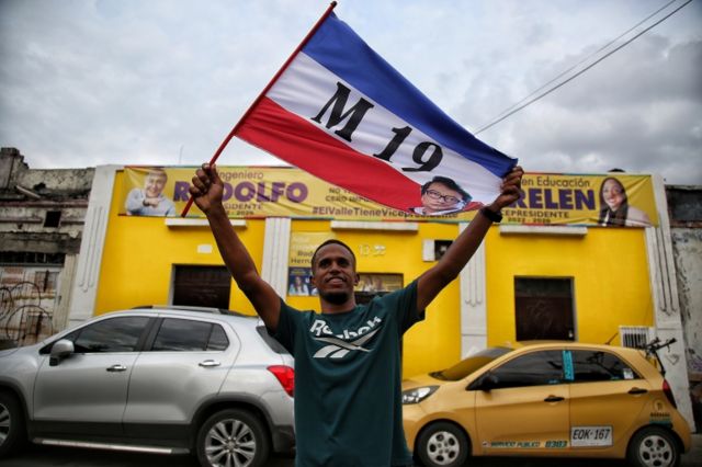 Eleitor de Gustavo Petro celebra eleição com bandeira do M-19