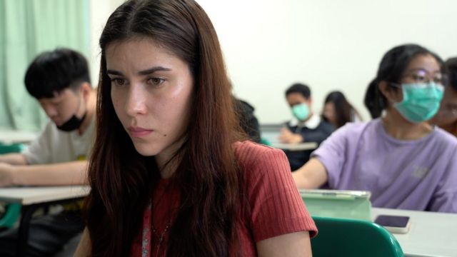 Monse Argaña revisa su computador.