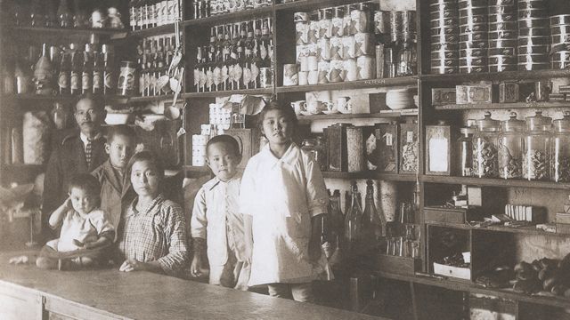 Una familia de inmigrantes japoneses en una tienda en Perú