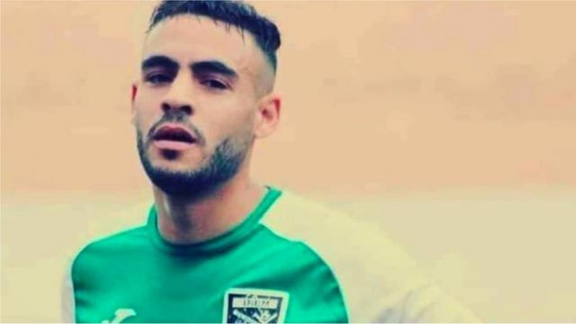 توفي اللاعب الجزائري لوكار سفيان قائد نادي “مولودية سعيدة” عقب تعرضه لسكتة قلبية خلال المباراة جمعت فريقه بـ “جمعية وهران”