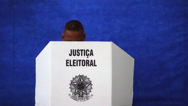 Eleitor votando