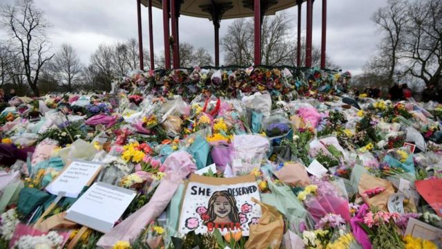 Sarah Everard'ın kaçırıldığı parka bırakılan çiçekler ve mesajlar 
