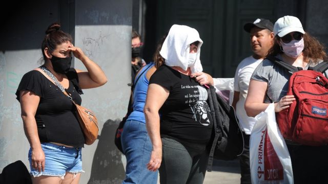 Mujeres en Buenos Aires con la cabeza cubierta por paños por el calor