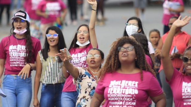 Mulheres de diferentes idades e grupos étnicos protestam em manifestação