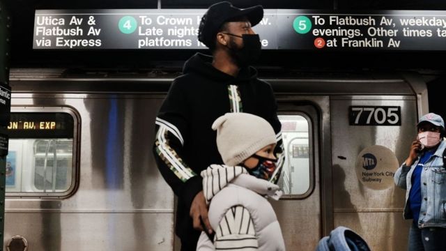 يسير الناس في محطة مترو أنفاق في بروكلين