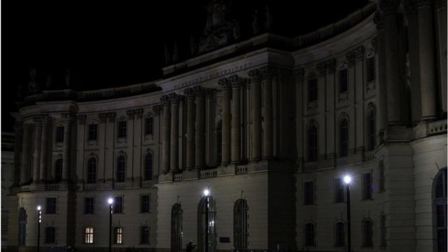 خاموشی چراغ‌های بیرون کاخ کهن (کاخ قیصر ویلهلم) آلمان