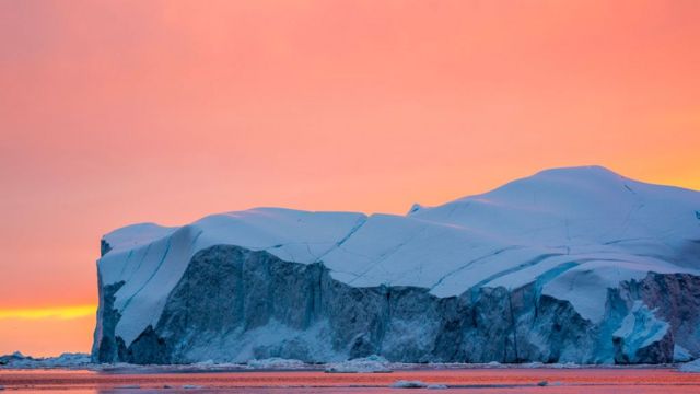 Icebergs ao largo da Groenlândia durante verão ártico