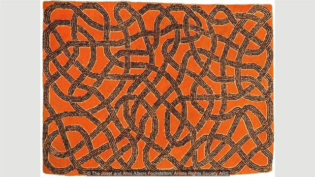 一條手工編織的羊毛小毯子，於1959年出自安妮·艾爾伯斯之手，是泰特展覽的展品之一。