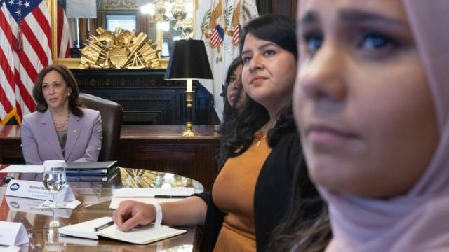 Phó Tổng thống Hoa Kỳ Kamala Harris (bên trái)