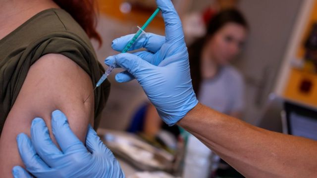 Türkiye&#39;nin aşılama oranı düşüyor: &#39;Toplum bağışıklığı sağlanamadı, sadece  iki doz Sinovac aşısı olanlar artık aşısız sayılıyor&#39; - BBC News Türkçe