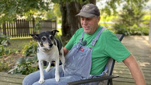 John con su perro.