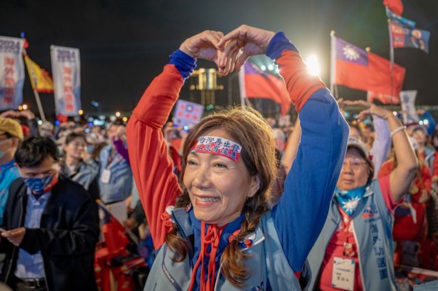 Partidarios durante un meeting del candidato presidencial del Kuomintang (KMT), Hou Yu-ih.