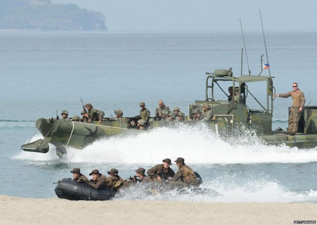 दक्षिणी चीन सागर में अभ्यास करते अमेरिका और फिलीपींस की सेना. हालांकि चीन पूरे दक्षिणी चीन सागर पर दावा करता है.