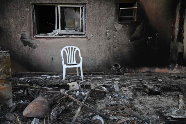 Una silla en una casa incendiada