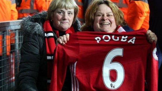 Wata mai goyon bayan Manchester United da ta dace da rigar Pogba.