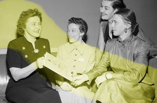 Telkes e três outras mulheres olhando o documento do prêmio