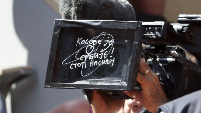 Djokovic, de 36 años, escribió "Kosovo es el corazón de Serbia. Paren la violencia" después de su victoria el lunes en la primera ronda del Grand Slam francés.