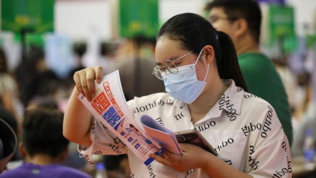 College students choose jobs at a job fair for 2023 graduates in Huai 'an City, East China's Jiangsu Province, July 1, 2023