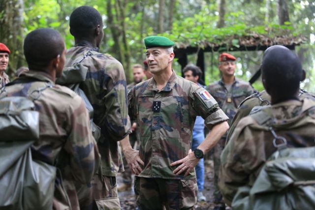 Le général Thierry Burkhard, chef d'état-major de l'armée française, s'adresse  à un groupe de soldats