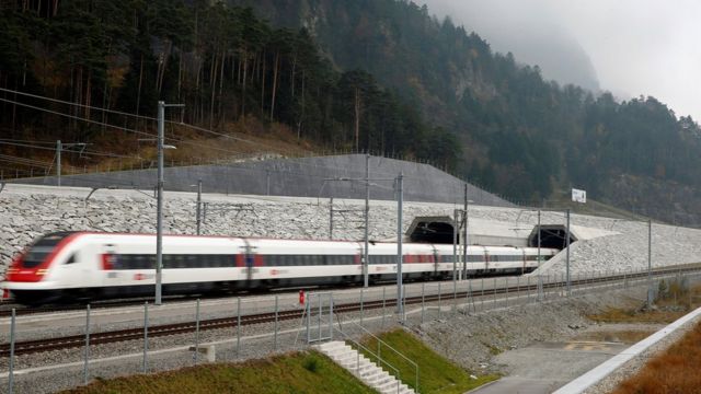 Umuhora w'inzira ya gari ya moshi wa NEAT Gotthard Base Tunnel, niwo murere kurusha iyindi kw'isi