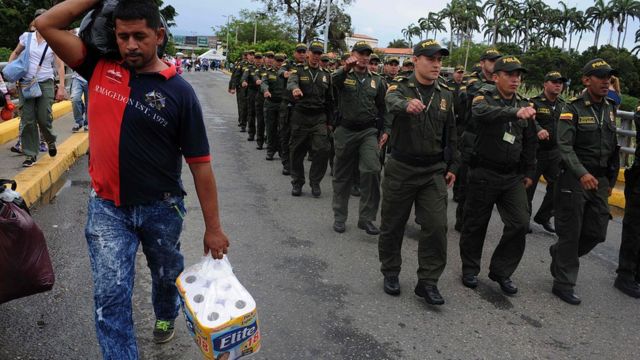 Жители Венесуэлы пересекают границу с Колумбией, чтобы купить продукты, лекарства и предметы первой необходимости, июль 2016