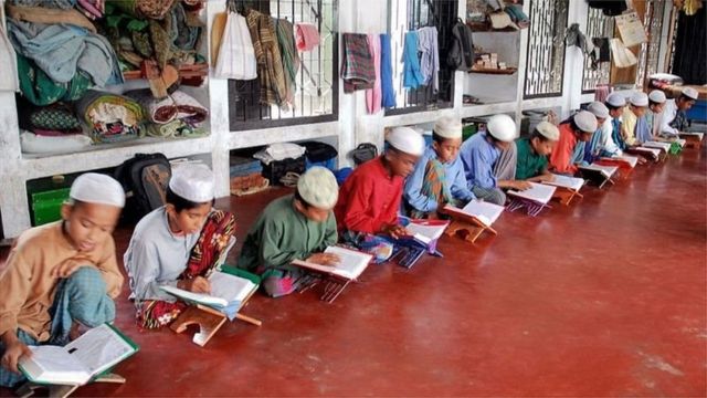 চট্টগ্রামে হাটহাজারী মাদ্রাসায় ছাত্ররা (ফাইল ছবি)