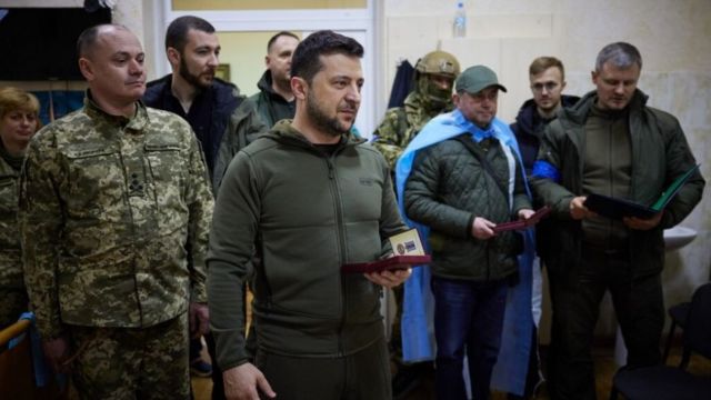 Tổng thống Ukraine Volodymyr Zelensky thăm binh lính Ukraine bị thương vào ngày 13 tháng 3