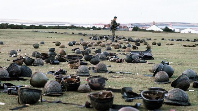 Cascos y armas de soldados argentinos durante la guerra de Malvinas/Falklands