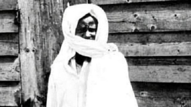 Cheikh Ahamadou Bamba est décédé le 19 juillet 1927 à Diourbel. Il est inhumé dans la mosquée de Touba.